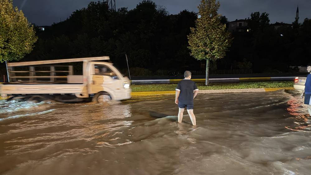 Sakarya’da sağanak hayatı felç etti: Otomobil suya gömüldü, evleri su bastı - 5. fotoğraf