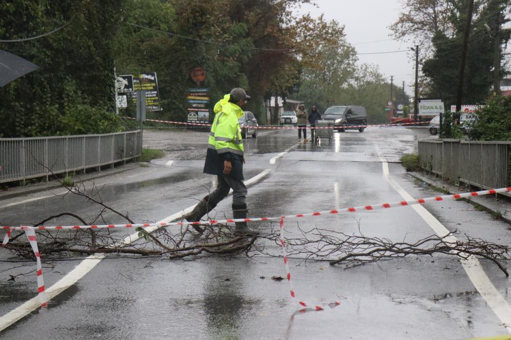 Sakarya'da sağanak yağış köprüyü vurdu: Çökme tehlikesi nedeniyle trafiğe kapatıldı - 2. fotoğraf