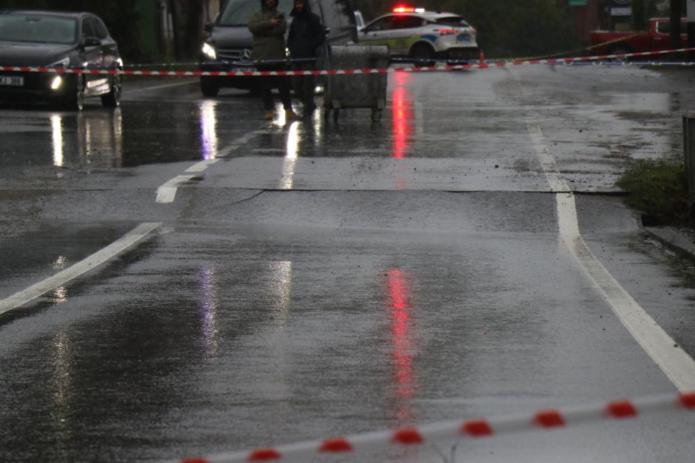 Sakarya'da sağanak yağış köprüyü vurdu: Çökme tehlikesi nedeniyle trafiğe kapatıldı - 3. fotoğraf