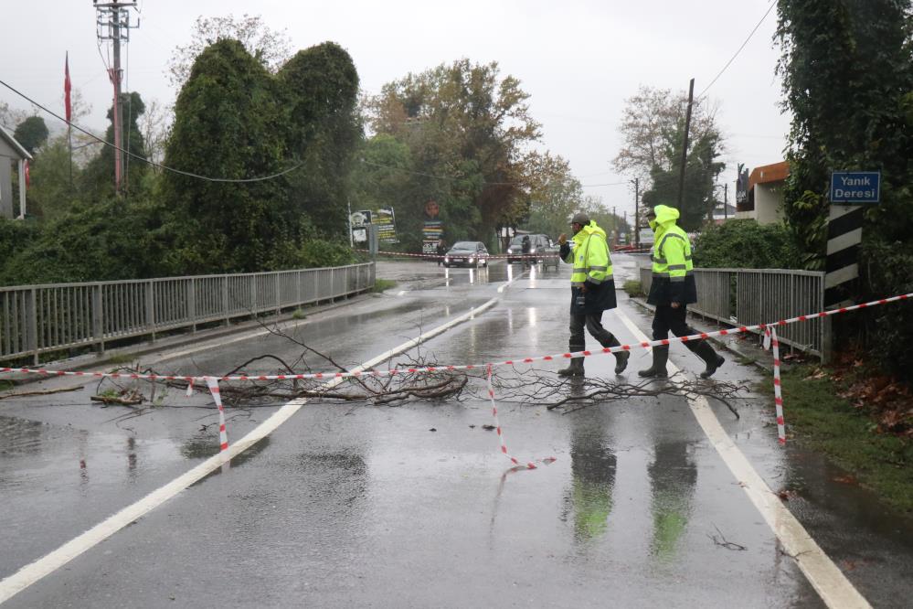 Sakarya'da sağanak yağış köprüyü vurdu: Çökme tehlikesi nedeniyle trafiğe kapatıldı - 4. fotoğraf
