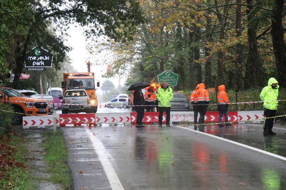 Sakarya'da sağanak yağış köprüyü vurdu: Çökme tehlikesi nedeniyle trafiğe kapatıldı - 5. fotoğraf