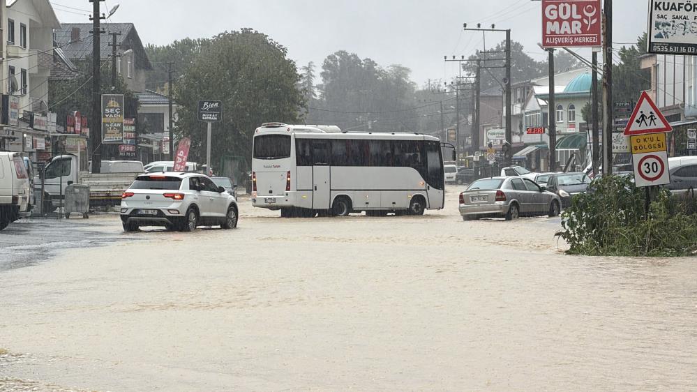 Sakarya'da sağanak yolları göle çevirdi - 2. fotoğraf