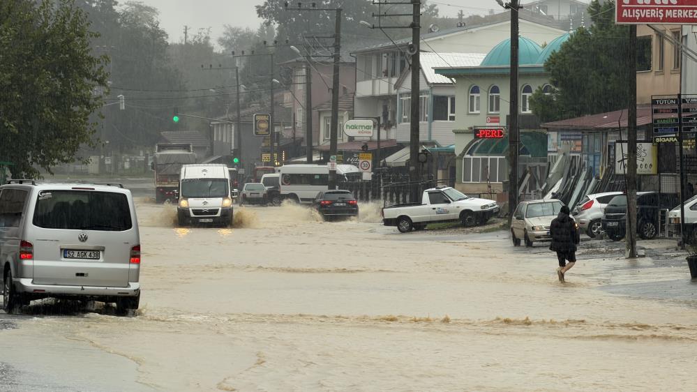 Sakarya'da sağanak yolları göle çevirdi - 1. fotoğraf