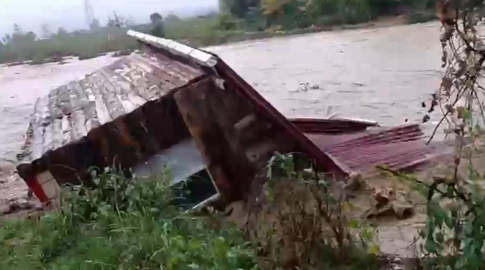 Sakarya'da sel sularına kapılan evler böyle sürüklendi: Evdekiler son anda kurtuldu - 1. fotoğraf