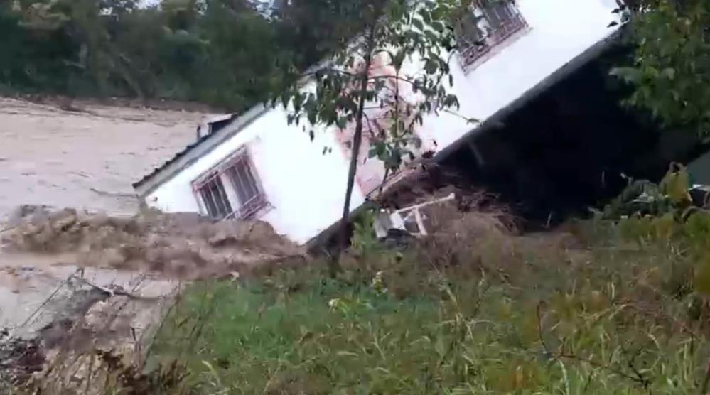 Sakarya'da sel sularına kapılan evler böyle sürüklendi: Evdekiler son anda kurtuldu - 2. fotoğraf