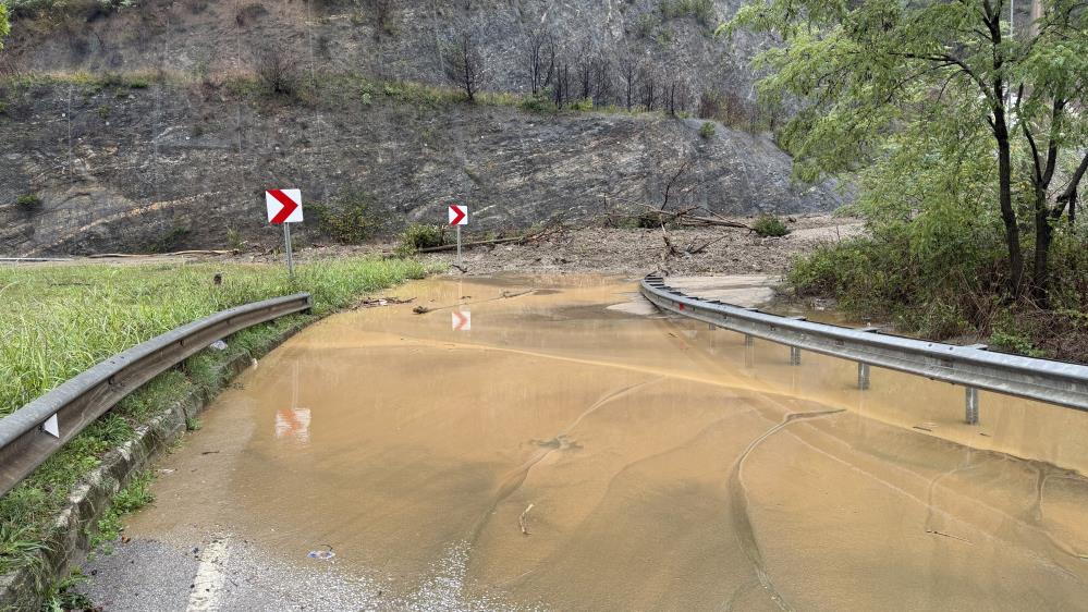 Sakarya'da toprak kayması nedeniyle iki mahalleye giriş kapandı - 2. fotoğraf