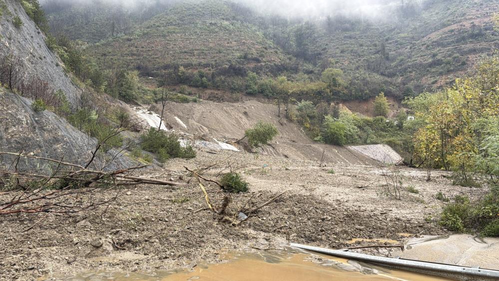 Sakarya'da toprak kayması nedeniyle iki mahalleye giriş kapandı - 4. fotoğraf