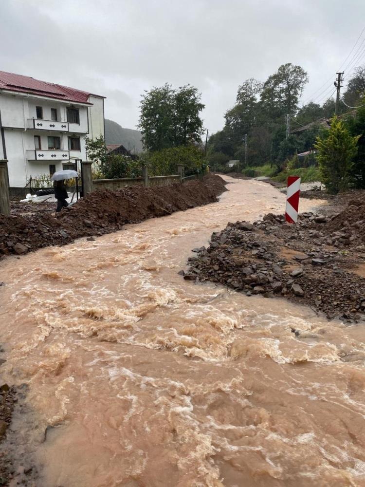 Selde mahsur kalan yaşlı adam, merdivenle köprü yapılarak kurtarıldı - 3. fotoğraf