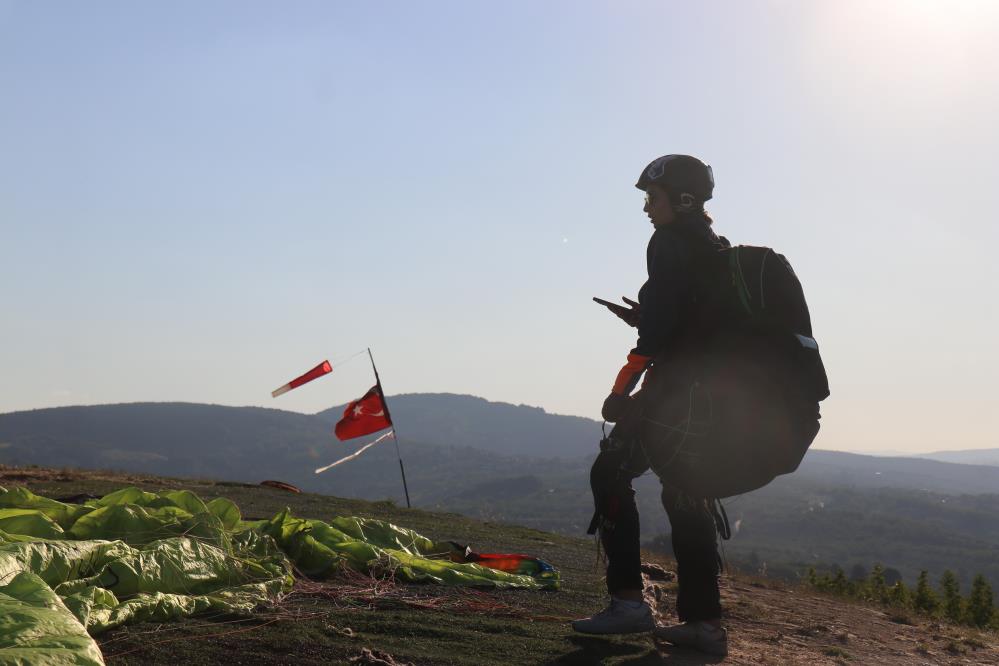 Selin etkileri geçerken, gökyüzü de paraşütlerle renklendi - 1. fotoğraf