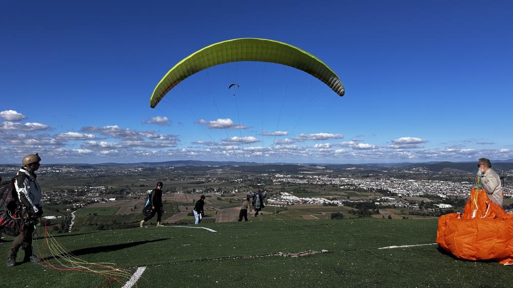 Selin etkileri geçerken, gökyüzü de paraşütlerle renklendi - 3. fotoğraf