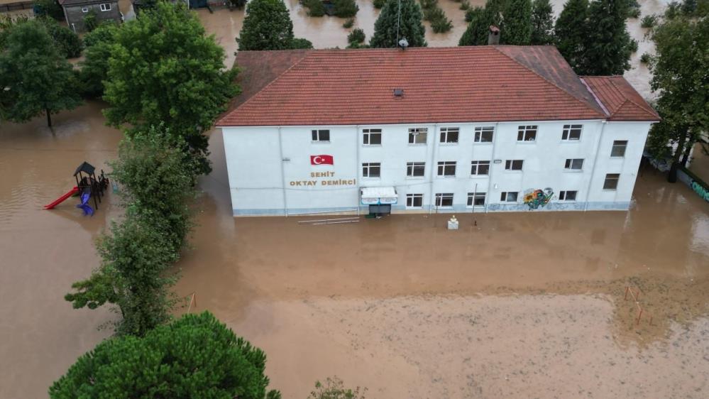 Sular yükseldi, mahalle göle döndü: Eğitime bir gün ara verildi - 2. fotoğraf