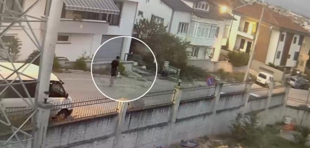 Şüphelinin para dolu poşeti alarak uzaklaştığı anlar; Kameraya yansıdı - 2. fotoğraf