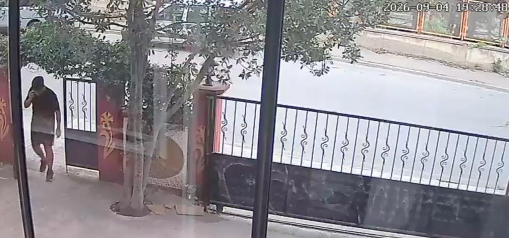 Şüphelinin para dolu poşeti alarak uzaklaştığı anlar; Kameraya yansıdı - 1. fotoğraf
