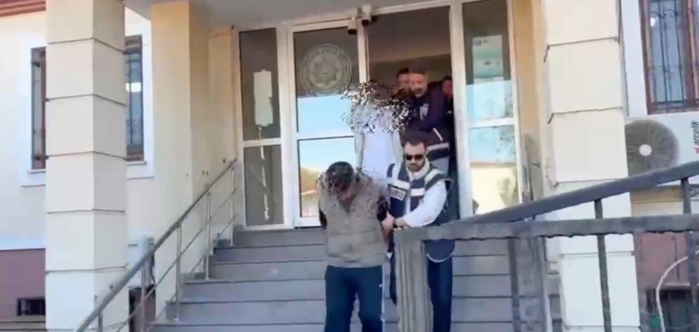 Şüphelinin para dolu poşeti alarak uzaklaştığı anlar; Kameraya yansıdı - 3. fotoğraf