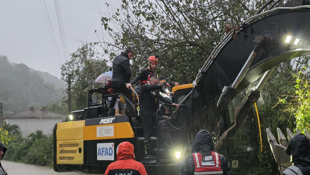 Taşan dere mahalleyi sular altında bıraktı: Mahsur kalan 48 kişi kurtarıldı - 1. fotoğraf