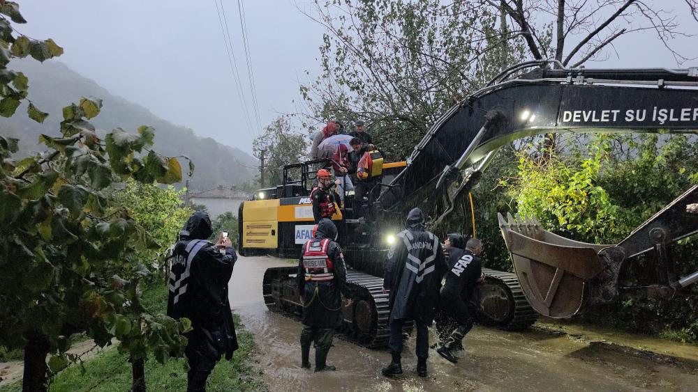 Taşan dere mahalleyi sular altında bıraktı: Mahsur kalan 48 kişi kurtarıldı - 2. fotoğraf