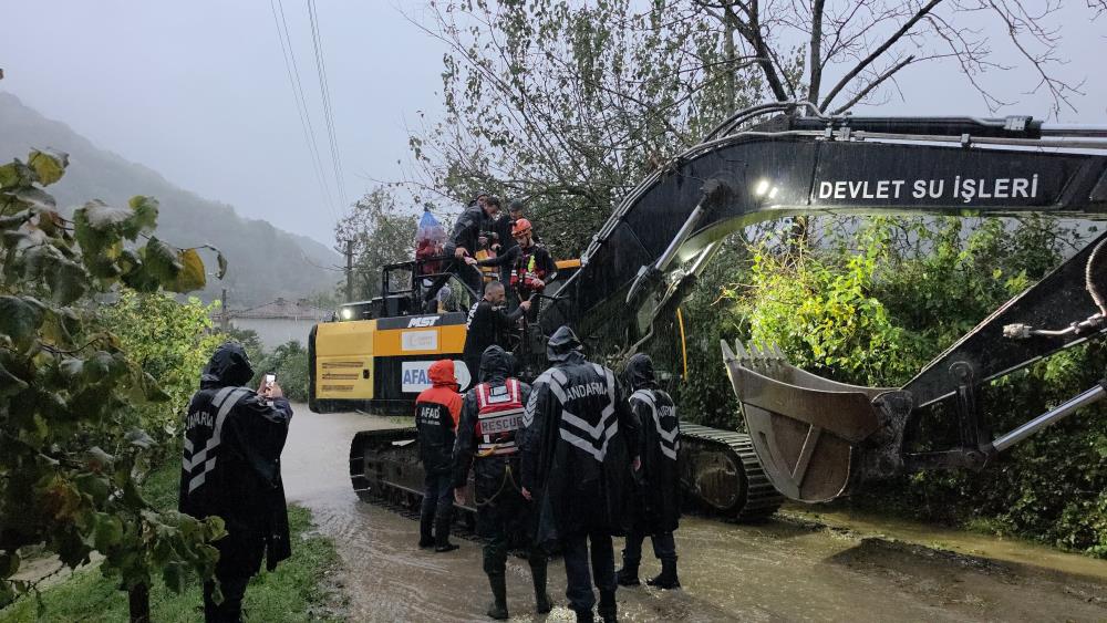 Taşan dere mahalleyi sular altında bıraktı: Mahsur kalan 48 kişi kurtarıldı - 5. fotoğraf
