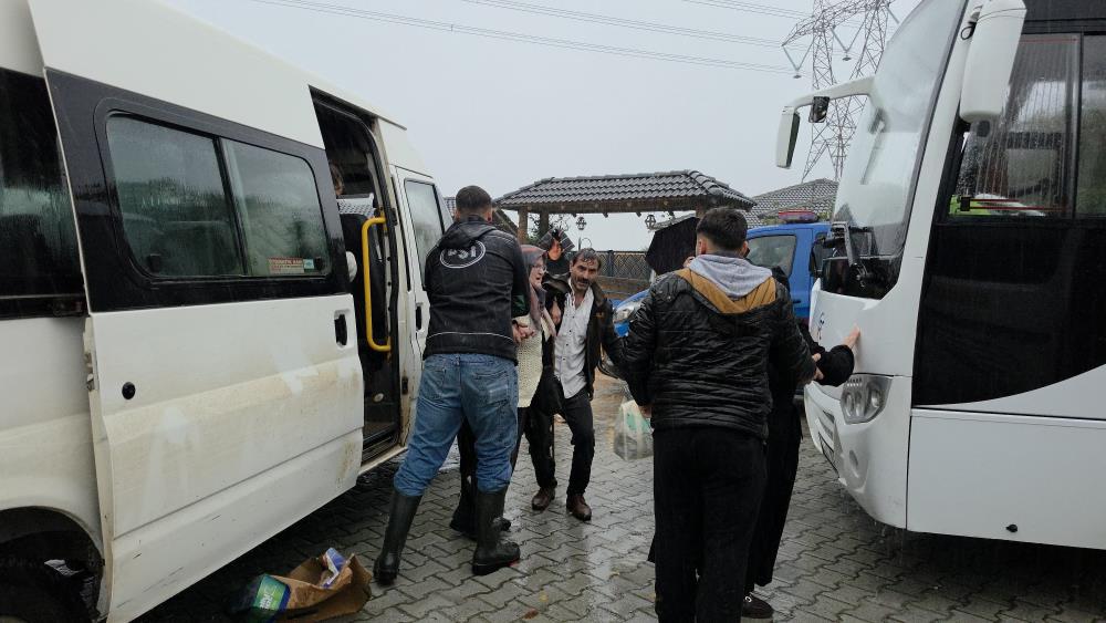 Taşan dere mahalleyi sular altında bıraktı: Mahsur kalan 48 kişi kurtarıldı - 6. fotoğraf