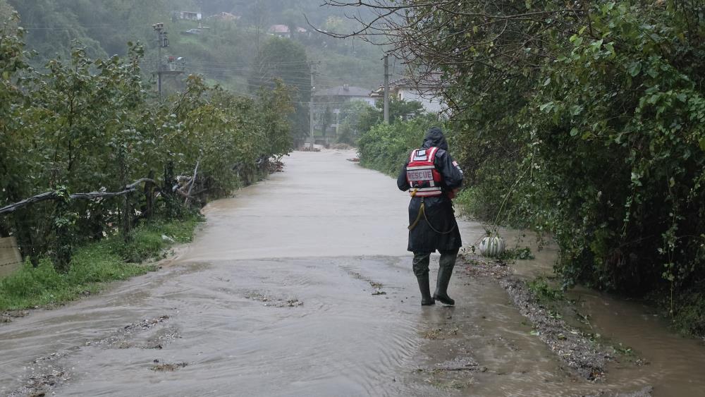 Taşan dere mahalleyi sular altında bıraktı: Mahsur kalan 48 kişi kurtarıldı - 7. fotoğraf