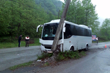 Tur otobüsü elektrik direğine çarptı: 14 yaralı
