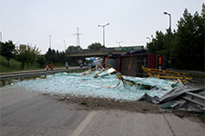 Cam yüklü tır devrildi, trafik felç oldu