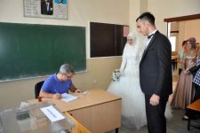 Oy vermeye gelinlik ve damatlıkla geldiler