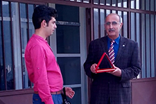 Tayini çıkan öğretmene, plaket