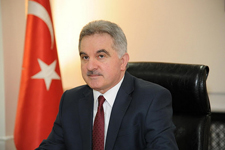 Hukuk öğrencileri bina eksikliğini tiye aldı
