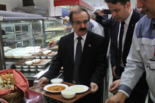 Vali Coş, Toyota Boshoku\'da işçilerle yemek yedi