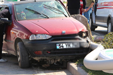 Otomobil aydınlatma direğine çarptı: 1 yaralı