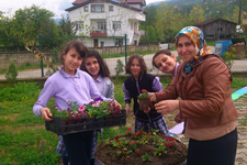 Harçlıklarıyla aldıkları çiçekleri, okul bahçesine diktiler