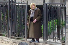 Bahçe duvarının yıkımını durduramayınca fenalaştı