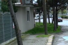 Kaldırımın ortasında kalan bahçe, tehlike yaratıyor