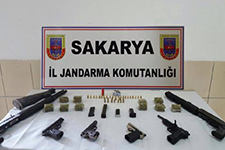 Emlakçıda 4 tabanca, 2 tüfek ele geçirildi