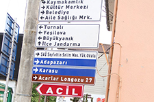 Yanlış yönü gösteren tabela sürücülere zor anlar yaşatıyor