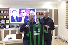 Sakaryasporun fanatik taraftarına Özkaraman'dan forma