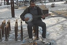 Bedensel engelli sokak çalgıcısından müzik keyfi