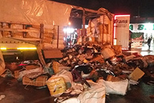 Tekstil malzemesi yüklü tır yandı
