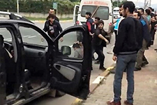 Mülteciler taş ve sopalarla işçilere saldırdı