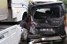 TIR, hafif ticari araca çarptı