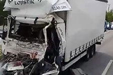 Kamyon, mermer yüklü tıra çarptı