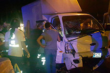 Söğütlü'de kamyonet, hafif ticari araç ile çarpıştı