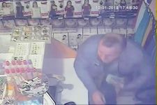 Kadın giyim mağazasında yaşanan hırsızlık olayı kameralarda