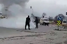 Yanan motoru için çaresizce koşturdu