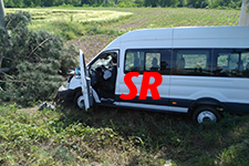 Servis aracı yol kenarına uçtu