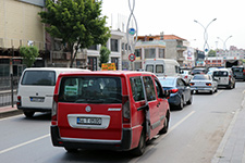 Alt geçidi kitleyen trafik kazası