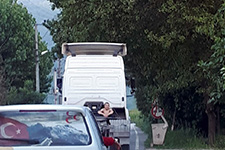 TIR çekicisinde tehlikeli yolculuk