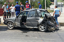 Trafik ışıklarında duran otomobile kamyonet çarptı: 3 yaralı