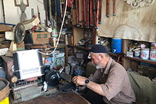 84 yaşındaki Reşat dede bıçak biliyor, baston yapıyor