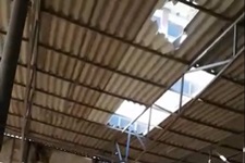 Tamir için çıktığı çatıdan düşüp öldü